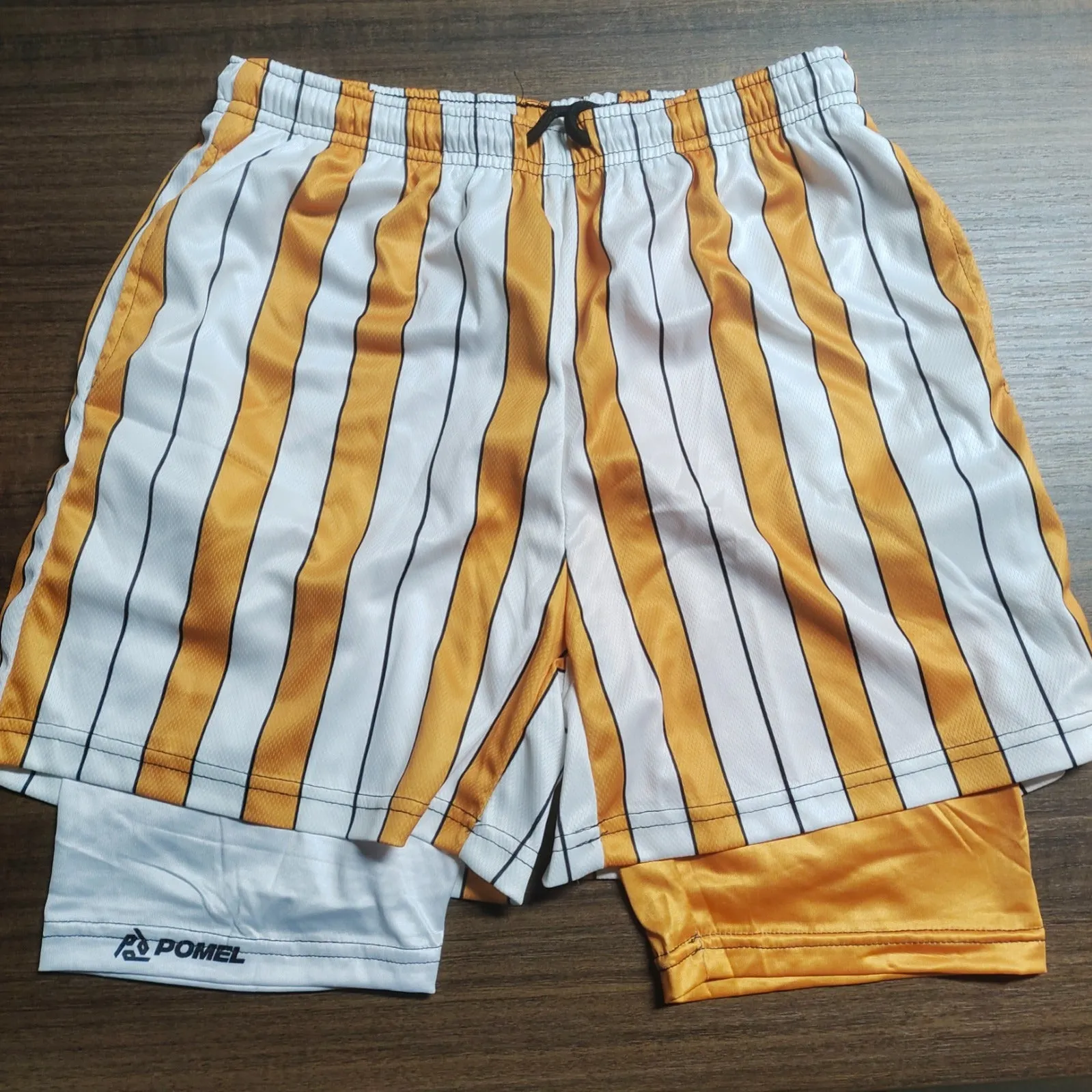 BLACK LEG CONTRAST PERFORMANCE SHORTS